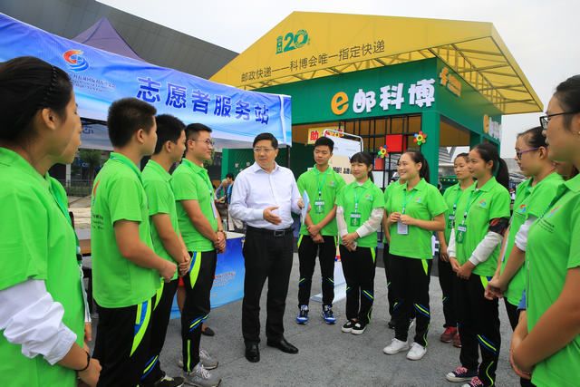 学校领导看望慰问第四届中国绵阳科技城国际科技博览会志愿者